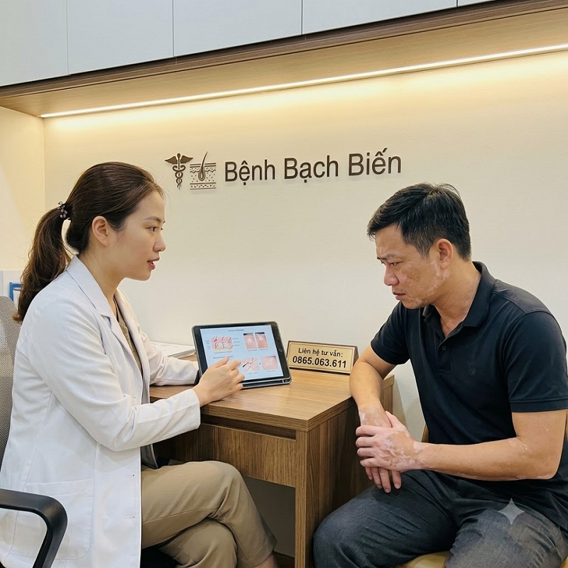Bác sĩ da liễu tư vấn cho người bệnh bạch biến